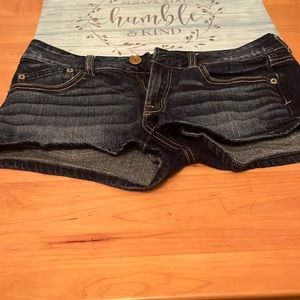 American Eagle Daisy Dukes, flat edge.